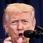 ９日、米フロリダ州で記者会見するトランプ大統領（ロイター＝共同）