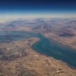 ホルムズ海峡の空撮＝２０２３年１２月（ロイター＝共同）