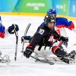 　日本-スロバキア　第１ピリオド　攻め込む伊藤（右手前）＝ミラノ（共同）