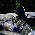 　東日本大震災から１５年、父の名前が刻まれた石巻南浜津波復興祈念公園の慰霊碑に向かい手を合わせる男性。兄と水産加工業を継いだ。「なんとかやってるよ」＝１１日午前６時３９分、宮城県石巻市