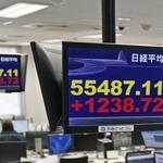 　上げ幅が一時１２００円を超えた日経平均株価を示すモニター＝１１日午前、東京都港区の外為どっとコム