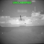 　ホルムズ海峡付近とされる海域でイラン艦船に向かって飛ぶ飛翔体。米中央軍が１０日に公表した動画から。（同軍提供、ロイター＝共同）