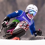 　女子アルペン複合座位　後半回転　滑走する村岡桃佳＝コルティナダンペッツォ（共同）