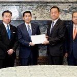 　関口参院議長（中央左）に予算案の審議充実を申し入れる野党の参院国対委員長ら＝１１日午前