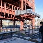 　宮城県南三陸町の旧防災対策庁舎で手を合わせる職員の及川明さん＝１１日午前７時２４分