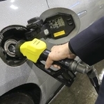 　ガソリンスタンドで給油する人＝３日、東京都内