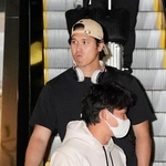 　米マイアミの空港に到着したＷＢＣ日本代表の大谷翔平（奥）＝１１日（共同）