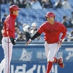 　６回、２ランを放った広島・勝田（右）＝横浜