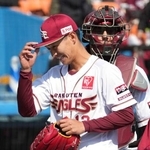 　５回を投げ終え笑顔を見せる楽天の新人・藤原。５回２安打無失点と好投した＝静岡