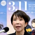 　東日本大震災の追悼復興祈念式を終え、記者の質問に答える高市首相＝１１日午後４時９分、福島市