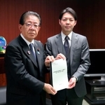 　金子国交相（左）に要望書を手渡す北海道の鈴木直道知事＝１１日午後、国交省