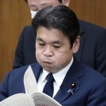 　衆院文科委で質問を聞く松本文科相＝１１日午後