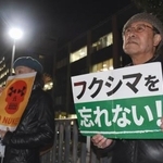 　東京電力福島第１原発事故から１５年となるのに合わせ開かれた脱原発を訴える集会＝１１日夜、首相官邸前