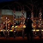 　宮城県石巻市の震災遺構・大川小でともされた竹あかり＝１１日午後６時７分