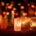 　ＪＲ双葉駅前で行われたキャンドルイベント。「あの日の記憶も未来への希望も消さない」とのメッセージが添えられていた＝１１日午後６時７分、福島県双葉町