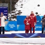 　女子１０キロ視覚障害で金メダルを獲得し、ガイドと表彰台に立つロシアのアナスタシア・バギイアン（中央左）。左端は銀メダルを獲得したチェコのシモナ・ブベニチュコバ＝テーゼロ（共同）