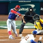 　ベネズエラ戦の１回、先制２ランを放つドミニカ共和国のＪ・ソト＝マイアミ（共同）