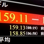 　一時１ドル＝１５９円台前半を付けた円相場を示すモニター＝１２日午前、東京・東新橋