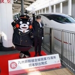 　九州新幹線全線開業１５周年を記念した出発式で、出発の合図を送る熊本県ＰＲキャラクター「くまモン」ら＝１２日午前、ＪＲ熊本駅