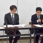 　地下に敷設された管が隆起した問題で、作業の状況について説明する大阪市の担当者＝１２日午前、市役所