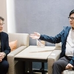 　会談する熊本県の竹内信義副知事（左）と高雄市の陳其邁市長＝１１日、台湾・桃園国際空港（高雄市提供・共同）