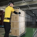 　自動運転トラックに荷物を積み込むデモンストレーションの様子＝１２日午後、東京都品川区