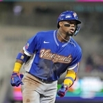 　ニカラグア戦で本塁打を放ったベネズエラのアクーニャ＝９日、マイアミ（共同）