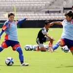 　練習でシュートを放つサッカー女子日本代表主将の長谷川（左）＝シドニー（共同）