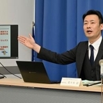 　記者会見する公取委の担当者＝１２日午後、岡山市北区