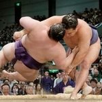 　豊昇龍（右）がすくい投げで美ノ海を下す＝エディオンアリーナ大阪