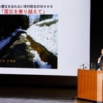 　講演で被災当時の状況を振り返る宮本吉寿さん＝１２日午後、長野県栄村