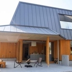 　弥生時代の物見やぐらをモチーフにしたコテージ＝１２日午後、佐賀県の吉野ケ里歴史公園