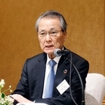 　福岡市で記者会見する経団連の筒井義信会長＝１２日午後