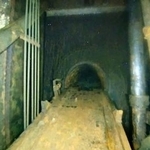 　東京電力福島第１原発３号機の原子炉格納容器の貫通部「Ｘ-６」と手前のレール（東電提供）