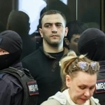 　１２日、モスクワの軍事裁判所に出廷した銃乱射テロ事件の被告（中央奥）（タス＝共同）