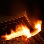 　東大寺二月堂で行われた「お水取り」で、お堂に浮かび上がる籠たいまつの炎＝１２日夜、奈良市（多重露光）