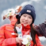 　女子大回転座位の表彰式で銀メダルを手にする村岡桃佳＝コルティナダンペッツォ（共同）