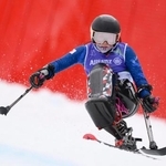 　ミラノ・コルティナ冬季パラリンピックのアルペンスキー女子大回転座位、２回目の滑走をする村岡桃佳。銀メダルを獲得した＝１２日、イタリア・コルティナダンペッツォ（共同）