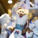 　ミラノ・コルティナ冬季パラリンピックの大会マスコット「ミロ」のぬいぐるみ＝２０２５年１２月、コルティナダンペッツォ（共同）