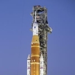 　宇宙船オリオンを搭載した巨大ロケットＳＬＳ＝１月、米フロリダ州のケネディ宇宙センター（ＮＡＳＡ提供・共同）