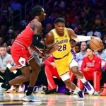 　ブルズ戦でボールを運ぶレーカーズの八村＝ロサンゼルス（ロイター＝共同）