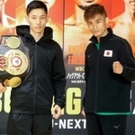 　公式記者会見でポーズをとるＷＢＡミニマム級王者の松本流星（左）と高田勇仁＝１３日、横浜市