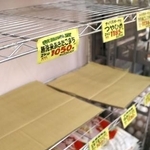 　スーパーで品薄となったコメの商品棚＝２０２４年８月、東京都練馬区の「アキダイ」