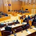 　使用済み核燃料の中間貯蔵施設に東京電力と日本原子力発電以外の燃料受け入れを検討するよう求める請願を採択した青森県むつ市議会の本会議＝１３日午前