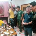 　鹿児島県・喜界島の島民と交流するイラン人クルー。中央奥は田辺大智さん＝２０１５年８月（喜界島観光物産協会提供）