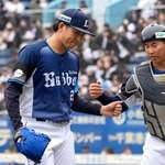 　４回を無失点に抑えベンチに戻る西武先発の武内。捕手小島＝ＺＯＺＯマリン