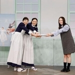 　セレモニーで高石あかりさん（右）からバトンを受け取る見上愛さん（左）と上坂樹里さん＝１３日、東京都渋谷区