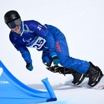 　男子バンクドスラローム大腿障害　１回目　滑走する小須田潤太＝コルティナダンペッツォ（共同）