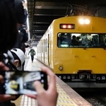 　最終運行日を迎え、ＪＲ岡山駅を出発する「食パン電車」＝１３日午後