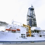 　レアアースを含んだ泥を採取して帰港した地球深部探査船「ちきゅう」＝２月、静岡市の清水港